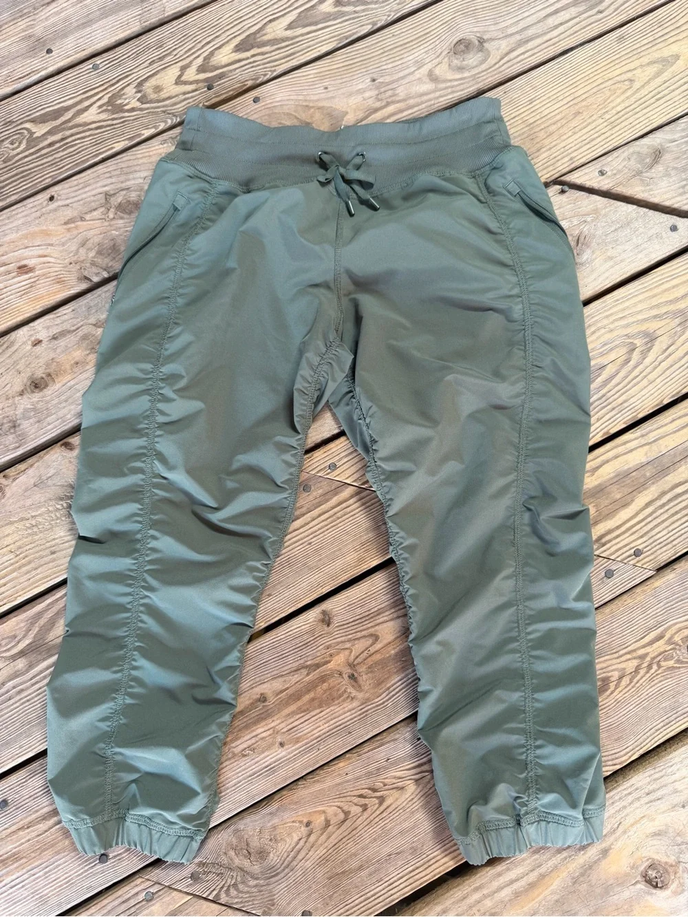 Kirkland Signature Women’s Active Crop Pants Army Green,Ruched,Zip Pocket Size M - Picture 1 of 5
